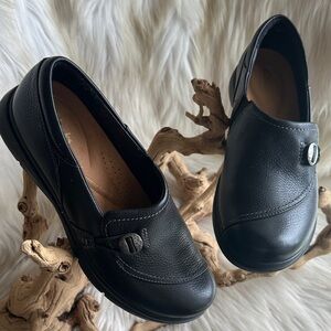CLARKS WOMEN ‘S BLACK LEATHER SLIP -ON COMFORT LOAFERS 7.5